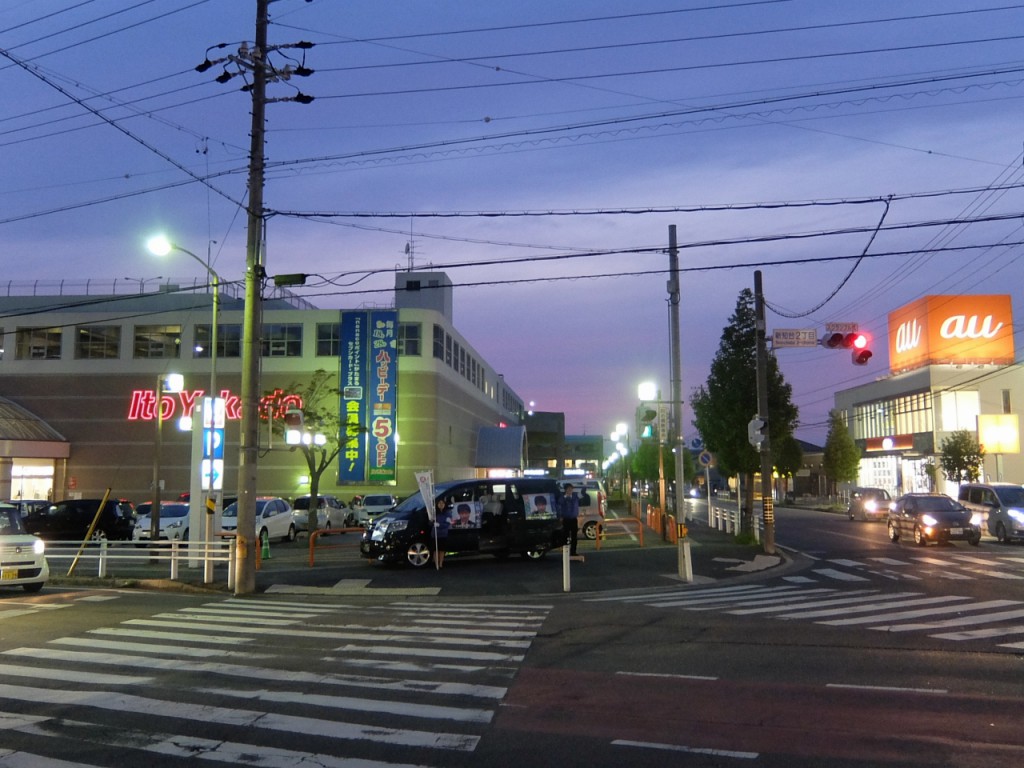 夜遅くまで活動する川脇議員（本人提供）